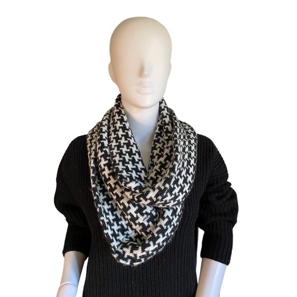 Charlotte Russe Houndstooth Black/White Infinity Scarf - Picture 1 of 3